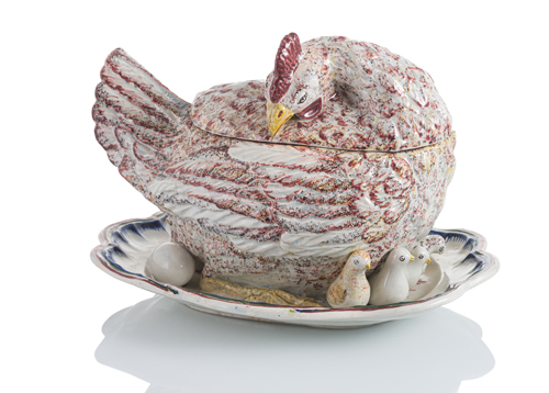 <b>Große Fayence Trompe-d'Oeil Terrine einer Henne mit Eiern und Küken</b>