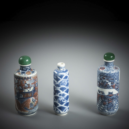 <b>Three cylindrical porcelain snuff bottles with fine decoration in copper red and underglaze blue</b>
