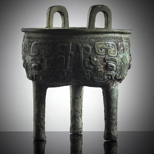 <b>A superb 'li ding' bronze</b>