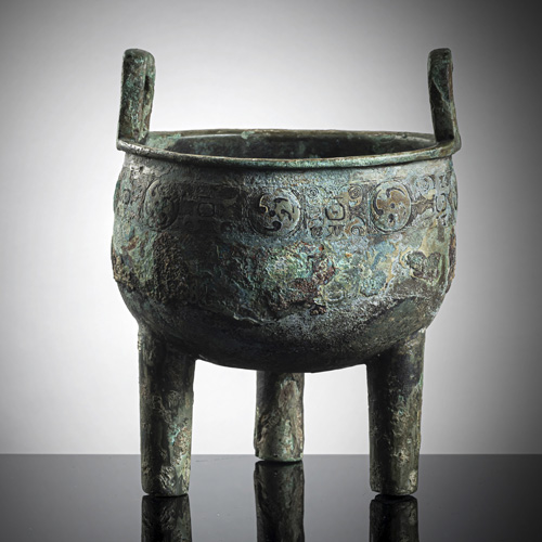 <b>A bronze vessel of the 'ding' type</b>