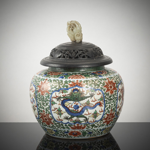 <b>A good 'wucai' jar with dragon medallions, wooden cover with excellent jade handle in the shape of a Buddha hand citron</b>