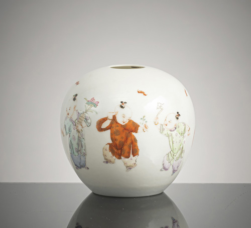 <b>A small globular 'famille rose' 