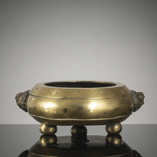 <b>A gold-speckled bronze tripod censer</b> <b>A gold-speckled bronze tripod censer</b>