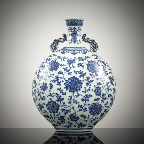 <b>A blue and white lotus blossoms and scrolls porcelain moon flask</b>