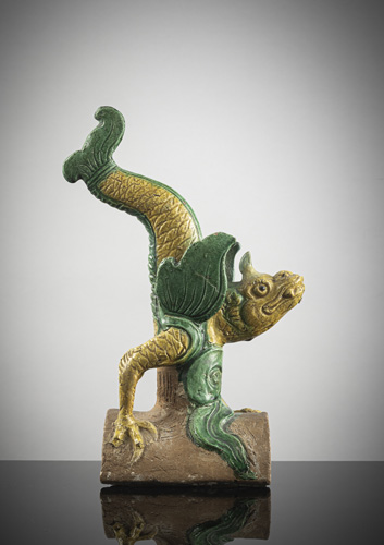 <b>A 'sancai'-glazed roof tile in the shape of a dragon with a fish fin</b>