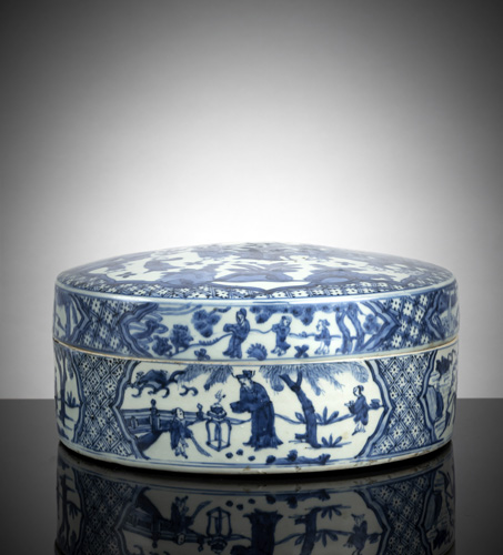 <b>A rare imperial porcelain box and cover</b>