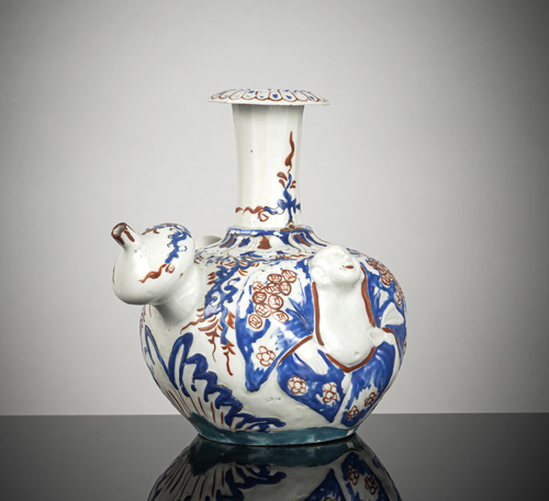 <b>A rare Kakiemon Kendi with molded Karako figure</b>