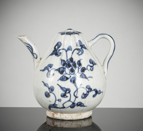 <b>Melon-shaped 'Cadogan' ewer with underglaze blue decoration of lotus and foliage</b>