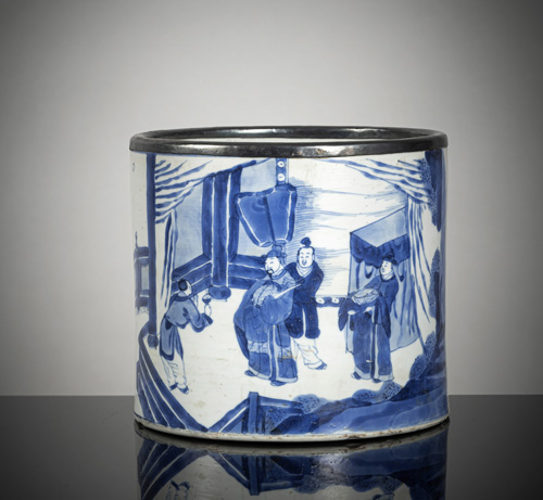 <b>A good blue and white porcelain brush pot finely decorated with a novel scene</b>