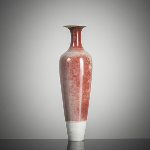<b>A peachbloom porcelain vase 'Guanyin liuyeping'</b> <b>A peachbloom porcelain vase 'Guanyin liuyeping'</b>