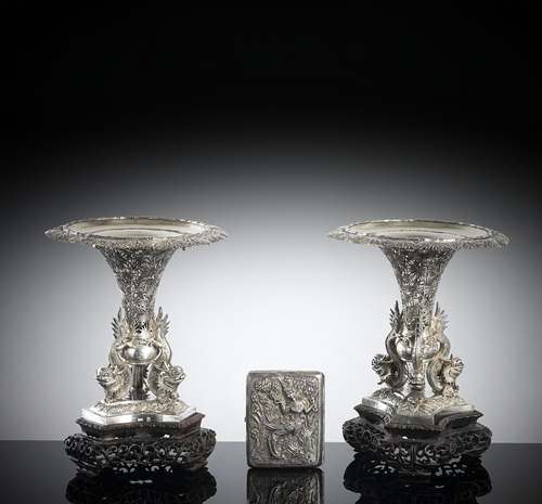 <b>Paar Silber-Tafalaufsätze mit Drachen- und Bambusdekor und ein thailändisches Zigaretten-Etui aus Silber für den Export gearbeitet</b>