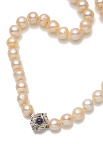 <b>Perlencollier mit Saphir-Brillant-Verschluss</b>