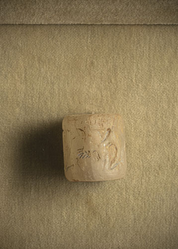 <b>Chalzedon-Siegelzylinder in Schaukasten</b>