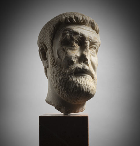 <b>Kopf eines bärtigen Mannes aus Marmor</b>