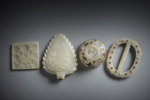 <b>Vier feine Jadeschnitzereien</b>