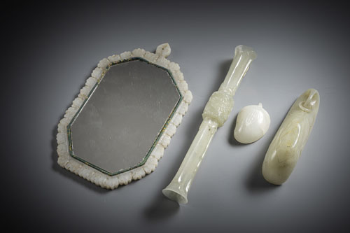 <b>Drei Jadearbeiten und ein Handspiegel</b>