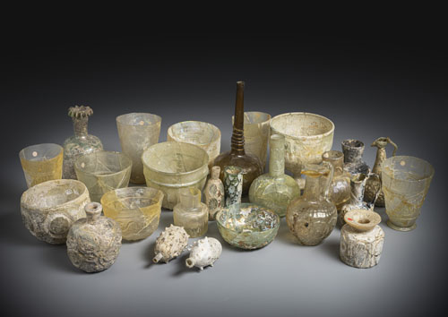 <b>Konvolut von 22 Glasgefäßen, u.a. Glasbecher mit zugehöriger Box., zwei Becher und eine Kanne aus Glas mit Box</b>