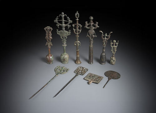 <b>Konvolut von Bronzearbeiten bestehend aus sechs Standarten,  und zwei Bronzennadeln sowie zwei Nadelfragmenten</b>