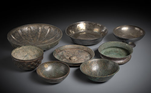 <b>Gruppe von acht  Schalen: zwei versilberte Schalen, sowie sechs weitere, teils getriebene Schalen, teils Bronze</b>