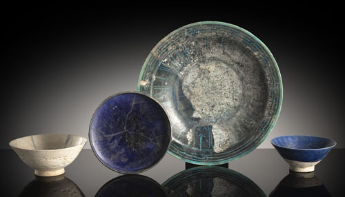 <b>Großer Teller, dekoriert und glasiert, sowie ein kleinerer königsblauer Teller und  zwei Schalen</b>