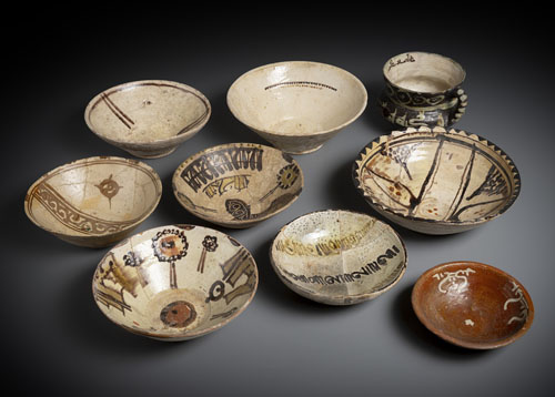 <b>Acht Keramikschalen und ein Krug</b>