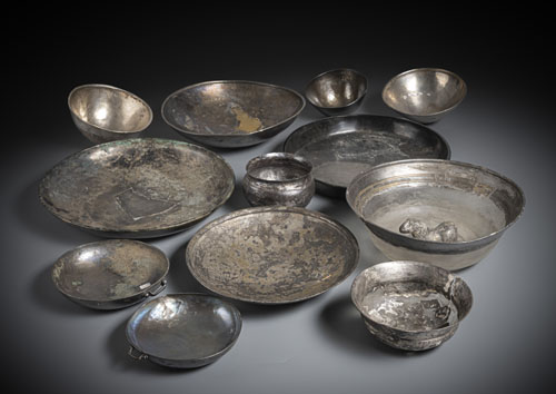 <b>Konvolut von zwölf Schalen, teils in Silber geabeitet</b>
