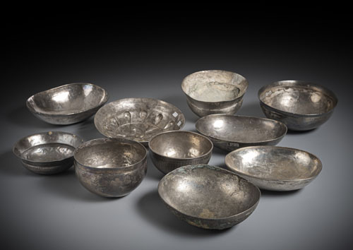 <b>Konvolutvon  zehn Schalen, darunter eine Omphalosschale, teils in Silber gearbeitet</b>