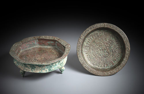 <b>Zwei Schalen aus Bronze, teils  mit Inschrift, eine auf drei Füßen</b>