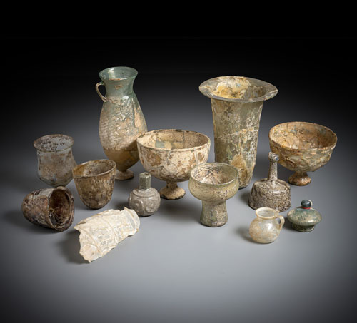 <b>Konvolut aus drei großen Glasgefäßen und neun kleineren Glasgefäßen bzw. Fragmenten</b>