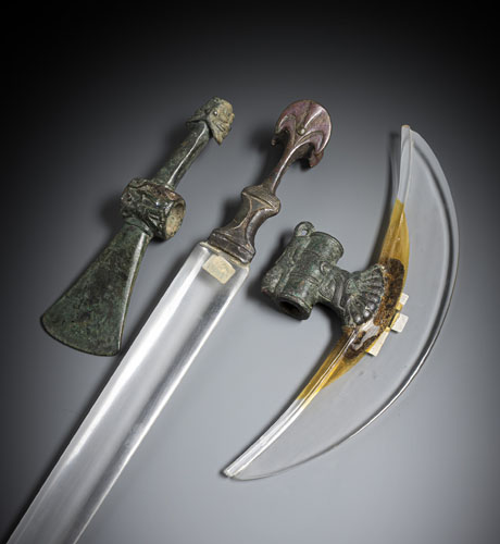 <b>Drei Bronzefragmente von Waffen</b>
