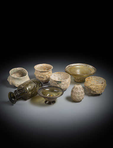 <b>Konvolut Glasobjekte, darunter vier Glasschalen, ein Vasenfragment und eine Amphore</b>