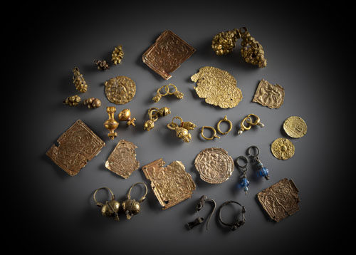 <b>Konvolut Goldschmucks, darunter vermehrt Ohrringe, getriebene Goldbleche und Schmuckperlen, teils nur vergoldet</b>