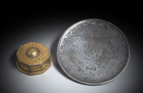 <b>Flacher Teller und Deckeldose</b>