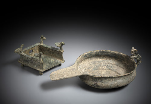 <b>Zwei Bronzegfäße, u.a. Giesgefäß</b>