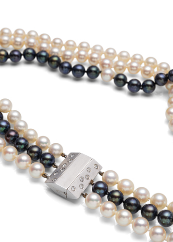<b>Dreireihige Perlenkette</b>