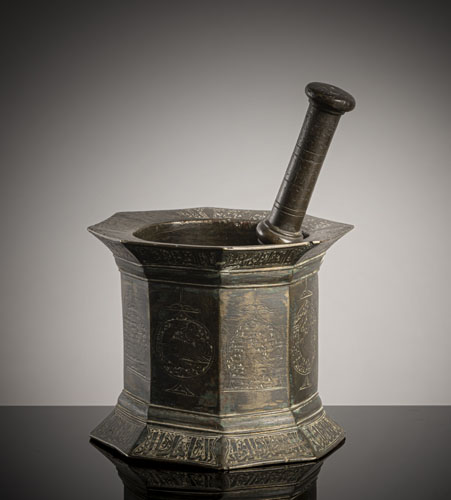 <b>Achteckiger Mörser mit Gravurdekor</b>