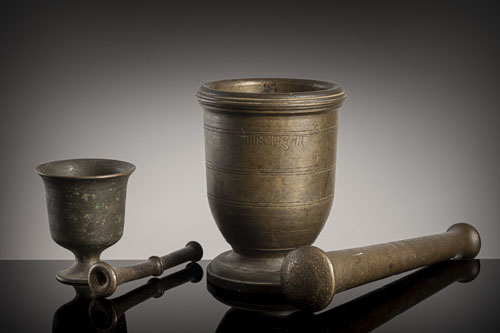 <b>Zwei Mörser mit Pistillen aus Bronze</b>