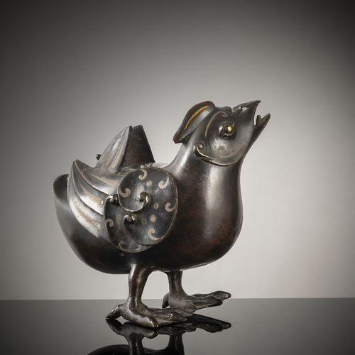 <b>Koro in Form einer stehenden Ente aus Bronze mit Gold- und Silbereinlagen</b> <b>Koro in Form einer stehenden Ente aus Bronze mit Gold- und Silbereinlagen</b>