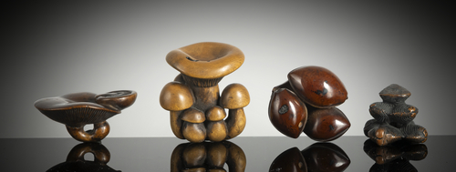 <b>Gruppe von Holz-Netsuke, u.a. mit Pilzen, Nüssen und Muscheln</b> <b>Gruppe von Holz-Netsuke, u.a. mit Pilzen, Nüssen und Muscheln</b>