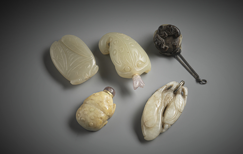 <b>Gruppe von drei Jadeschnitzereien und Snuffbottles, teils in Krötenform</b>