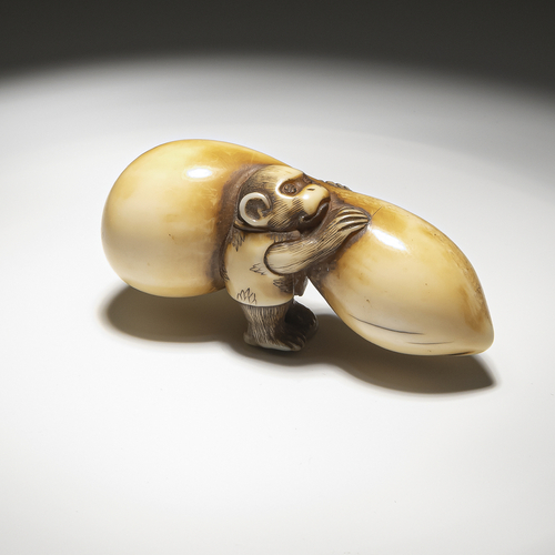 <b>Netsuke eines Affen mit Kürbis aus Elfenbein</b>