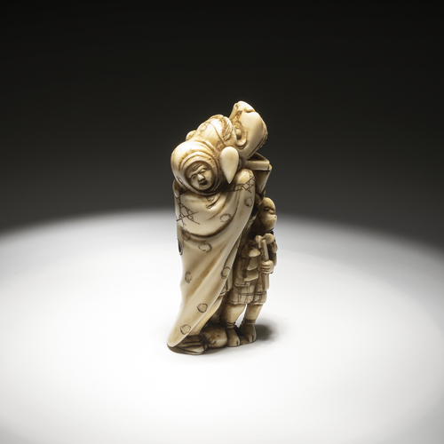 <b>Netsuke eines Affengaukler (Sarumawashi) mit Shishi-Maske  aus Elfenbein</b>