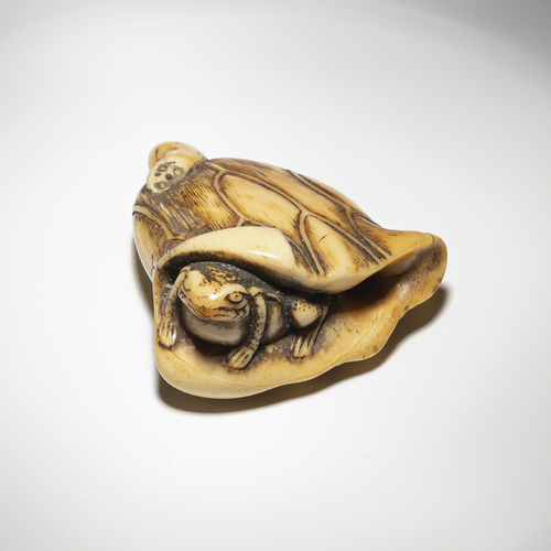 <b>Netsuke eines Frosches unter einem Lotosblatt aus Elfenbein</b> <b>Netsuke eines Frosches unter einem Lotosblatt aus Elfenbein</b>
