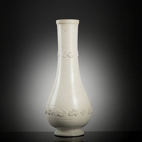 <b>Cremefarben glasierte, feinmaschig craquelierte Vase aus Porzellan mit Reliefdekor</b> <b>Cremefarben glasierte, feinmaschig craquelierte Vase aus Porzellan mit Reliefdekor</b>
