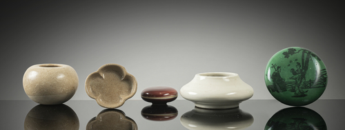 <b>Deckeldöschen aus Jade, zwei Deckeldöschen aus Porzellan für Siegellack, ein Tablett und zwei Pinselwascher</b> <b>Deckeldöschen aus Jade, zwei Deckeldöschen aus Porzellan für Siegellack, ein Tablett und zwei Pinselwascher</b>