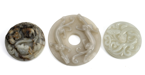 <b>Drei Bi-Scheiben mit plastischen Chilong aus Jade, teils braun-karamelfarben getönt</b> <b>Drei Bi-Scheiben mit plastischen Chilong aus Jade, teils braun-karamelfarben getönt</b>