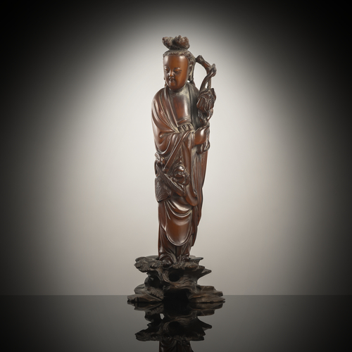 <b>Figur des Guanyin aus Büffelhorn auf einem Holzstand</b>