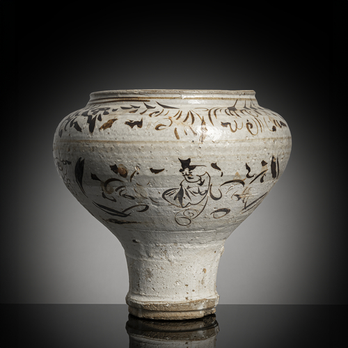 <b>Schultertopf mit Figurendekor und einer stilisierter Aufschrift aus Cizhou-Ware</b> <b>Schultertopf mit Figurendekor und einer stilisierter Aufschrift aus Cizhou-Ware</b>