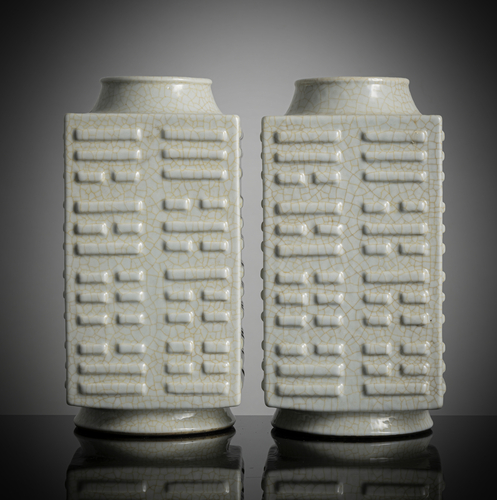 <b>Paar 'cong'-förmige Vasen mit Glasur im Stil der 'Guan'-Ware und Bagua-Trigrammen in Relief</b> <b>Paar 'cong'-förmige Vasen mit Glasur im Stil der 'Guan'-Ware und Bagua-Trigrammen in Relief</b>