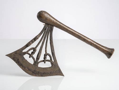 <b>Beil mit in Durchbruch gearbeiteter Klinge</b> <b>Beil mit in Durchbruch gearbeiteter Klinge</b>